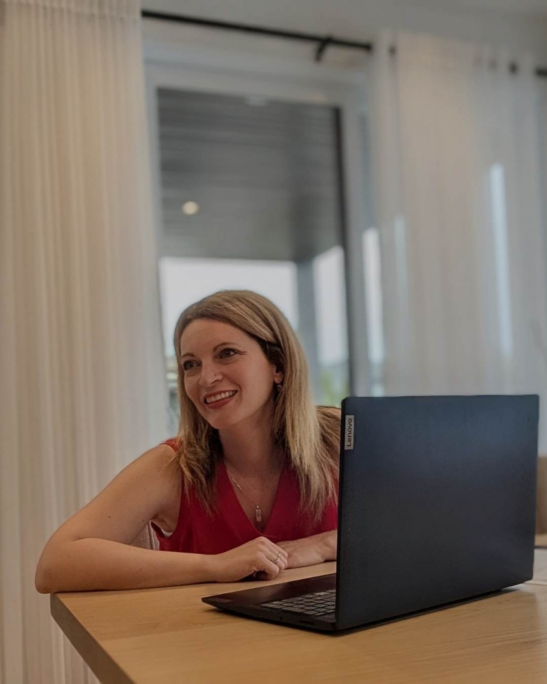 Stéphanie Tardif, courtier immobilier résidentiel à St-Hubert, souriante devant son ordinateur portable
