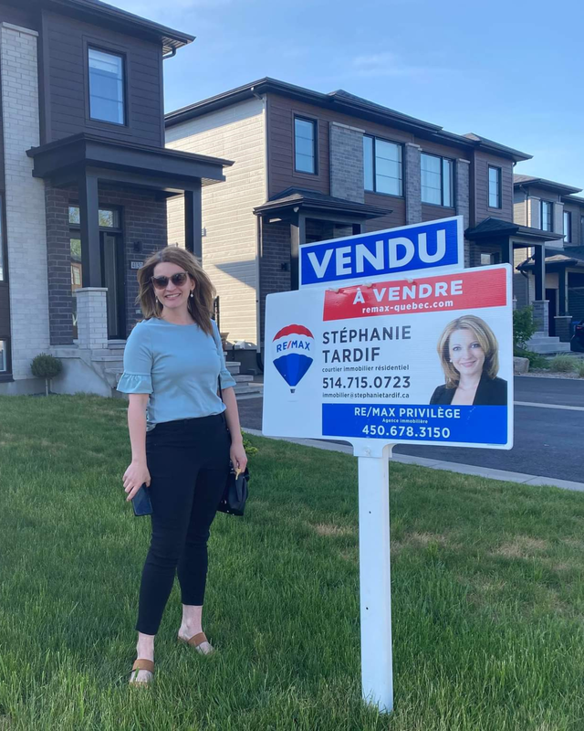 Stéphanie Tardif devant une pancarte VENDU sur la Rive-Sud