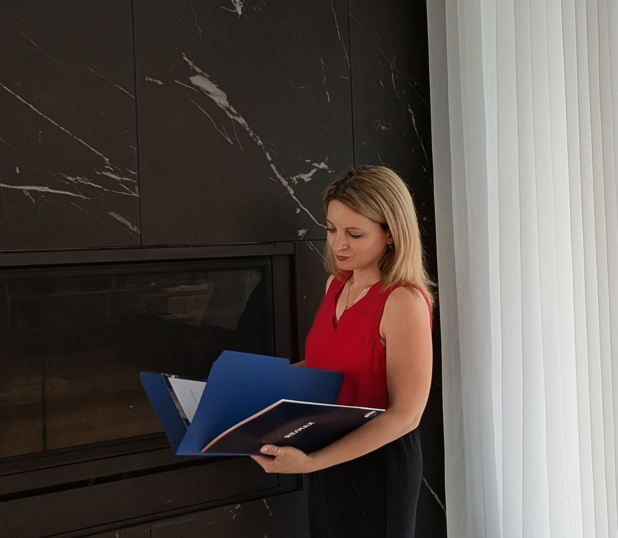 Stéphanie Tardif présentant un dossier d'évaluation RE/MAX